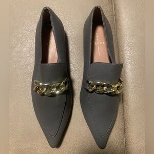 Paolo Mabel Pointed Toe Loafer with Chain Accent In Stone NWOB Women’s size 6.5